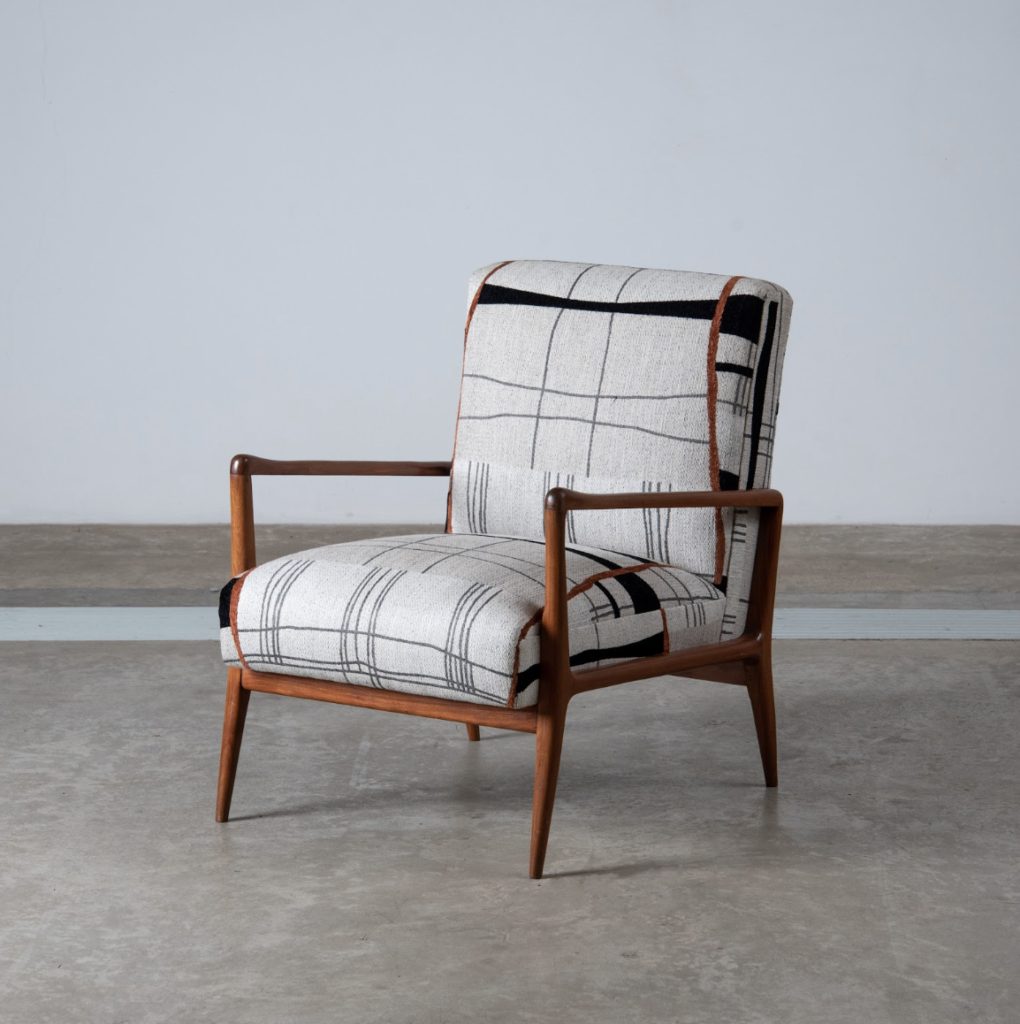 15892 – Poltronas em Louro e Estofamento